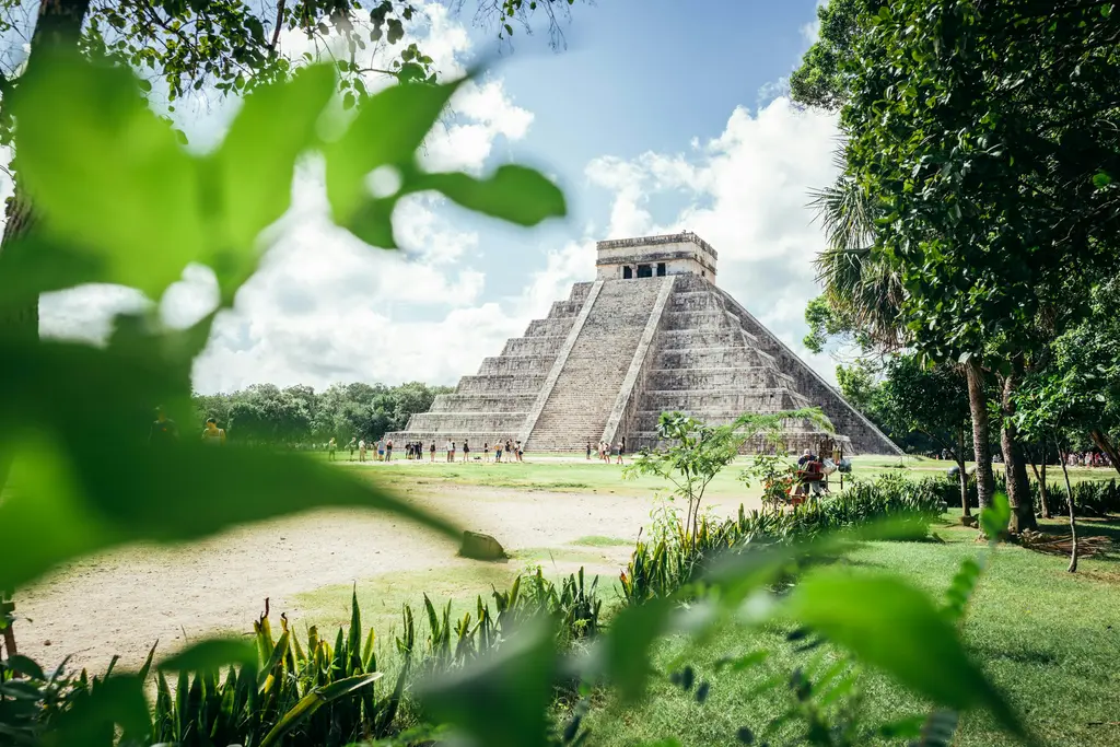 Chichén Itzá pyramid seen through the foliage