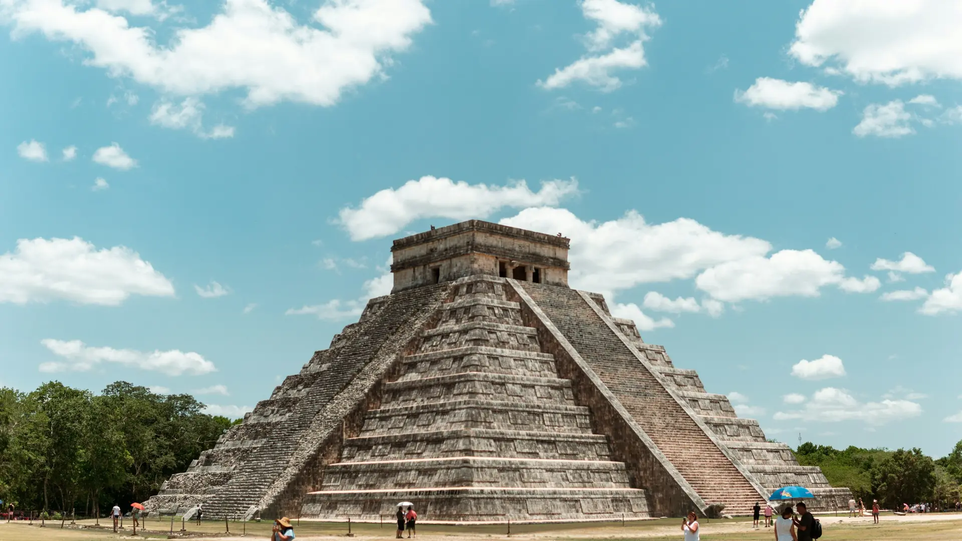 El Castillo pyramid at Chichén Itzá under a blue sky